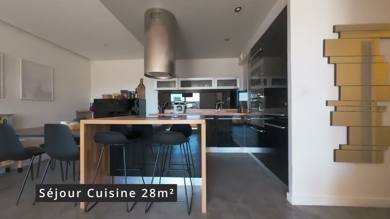 Séjour et cuisine ouverts dans la vidéo Visite immobilière
